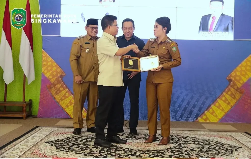 Wali Kota Singkawang Tjhai Chui Mie menghadiri sosialisasi Koperasi Merah Putih di Sambas untuk perkuat ekonomi rakyat melalui koperasi. (instagram.com/prokopimsingkawang)