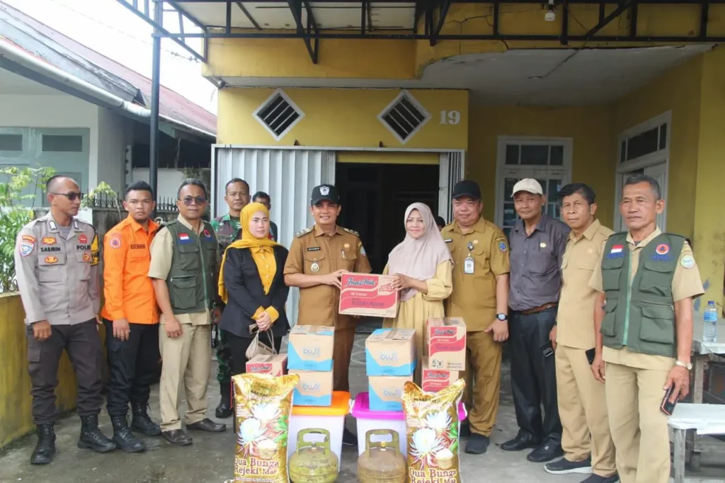 Wakil Wali Kota Pontianak Bahasan menyerahkan bantuan kepada petani terdampak puting beliung