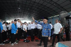 Wali Kota Pontianak Edi Rusdi Kamtono menyapa para mahasiswa Universitas PGRI peserta PKKMB