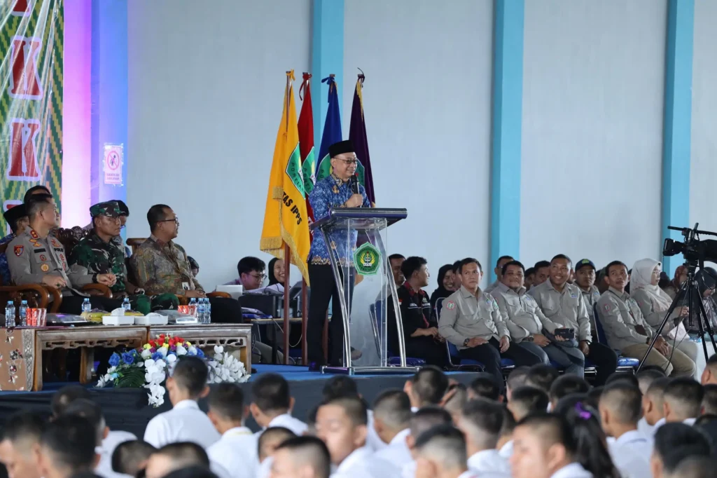 Wali Kota Pontianak Edi Rusdi Kamtono memberikan sambutan di hadapan para mahasiswa Universitas PGRI