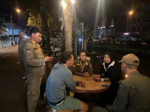 Anggota Satpol PP Kota Pontianak menyampaikan imbauan kepada pemilik kafe dan warung kopi terkait aturan kebisingan.