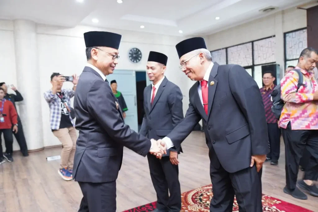 ⁠Wali Kota Pontianak Edi Rusdi Kamtono memberikan ucapan selamat kepada jajaran Dewan Pengawas PDAM Tirta Khatulistiwa yang baru dilantik.