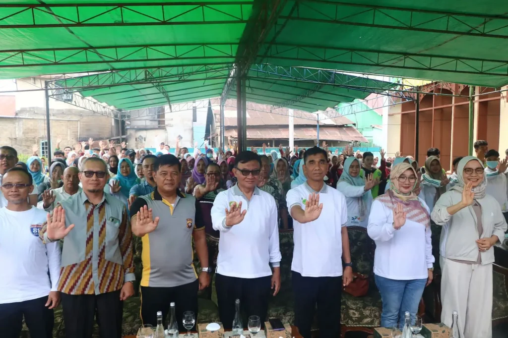 Masyarakat Pontianak Timur mengikuti kegiatan Launching Kelurahan Siaga TB dan Gerakan PSN Bersama untuk cegah TB dan DBD.