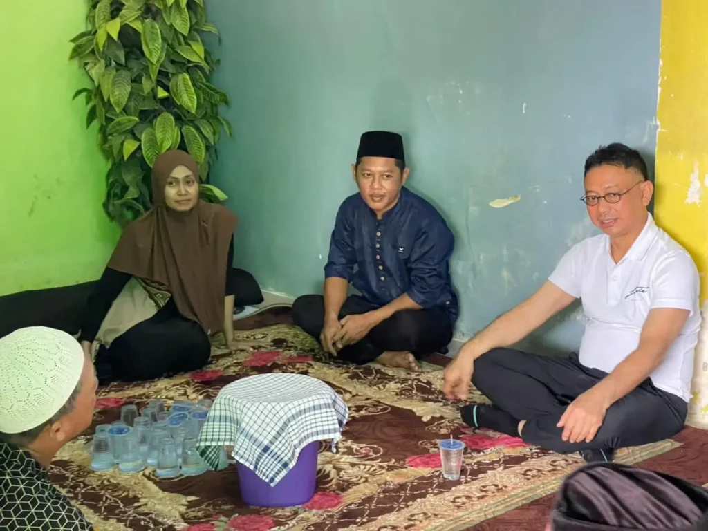 Wali Kota Pontianak Edi Rusdi Kamtono takziah ke rumah duka, almarhum Syarif Muhammad Farid Fathoni, korban laka lantas dengan tronton.