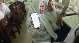 Siswa antusias belajar Bahasa Inggris dengan memanfaatkan AI, inovasi dari Rahmat Putra Yudha yang merupakan guru SMPN 13 Pontianak berprestasi di tingkat internasional.