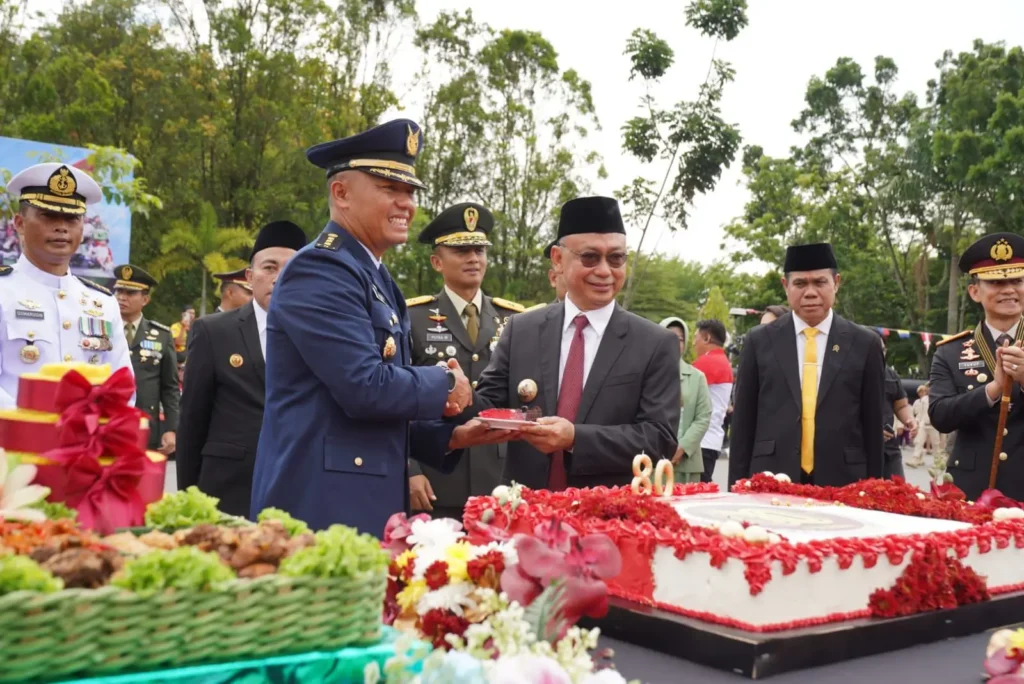 Wali Kota Pontianak Edi Rusdi Kamtono menerima potongan kue ulang tahun usai upacara peringatan HUT ke-80 TNI.