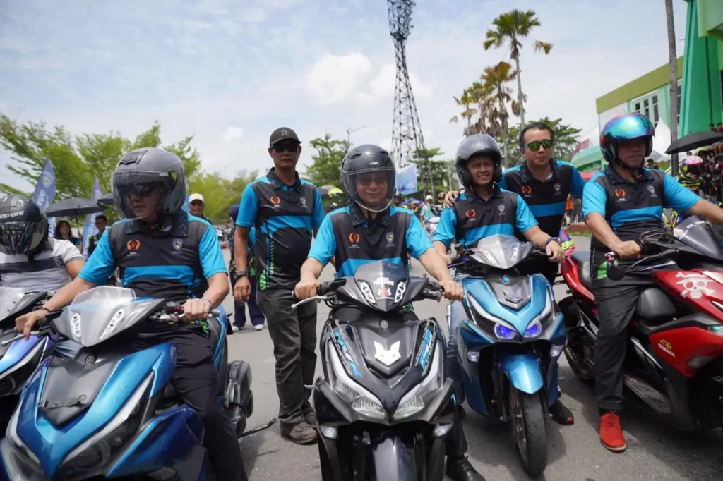 Wali Kota Pontianak Edi Rusdi Kamtono turut menjajal sirkuit Stadion SSA menandai dimulainya Kejurprov Balap Motor Kalbar Seri IV.
