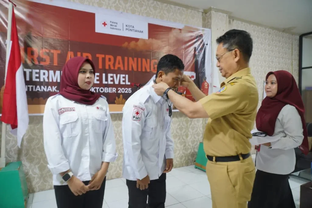 Wali Kota Pontianak Edi Rusdi Kamtono memasangkan tanda peserta secara simbolis menandai dimulainya Pelatihan Pertolongan Pertama Tingkat Menengah bagi Korps Sukarela (KSR) PMI Kota Pontianak.