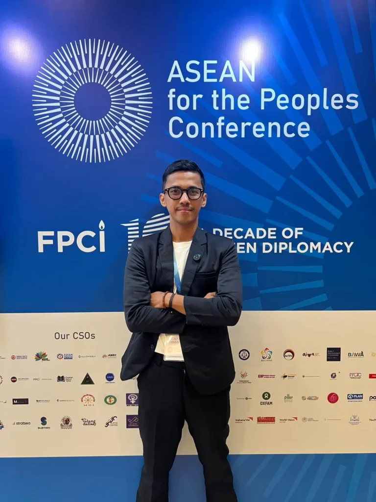 Rudi Bacok dari Kubu Raya mempresentasikan inovasi Mangrove Digital di Konferensi Rakyat ASEAN 2025, Jakarta.