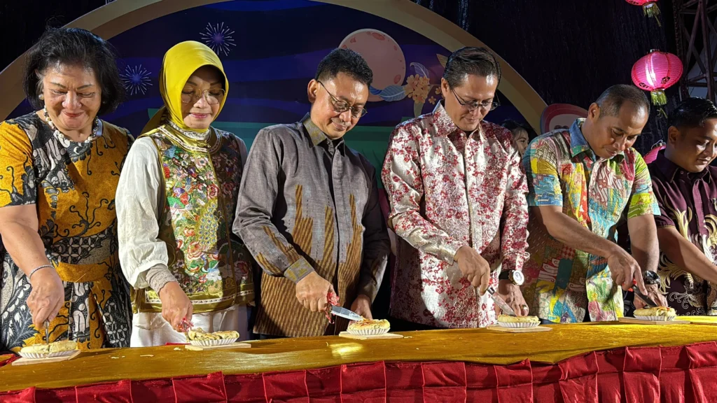 Wali Kota Pontianak Edi Rusdi Kamtono beserta tamu undangan memotong kue bulan pada Festival Kue Bulan 2025 di Taman Alun Kapuas.
