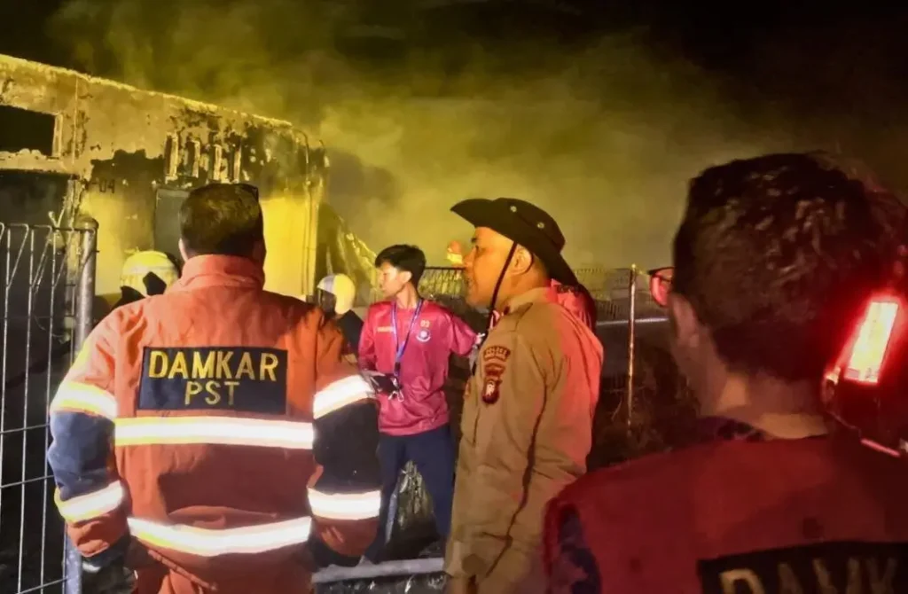 Petugas pemadam kebakaran berupaya memadamkan api yang melahap mess PT MUBK di Kuala Mandor B, Kubu Raya