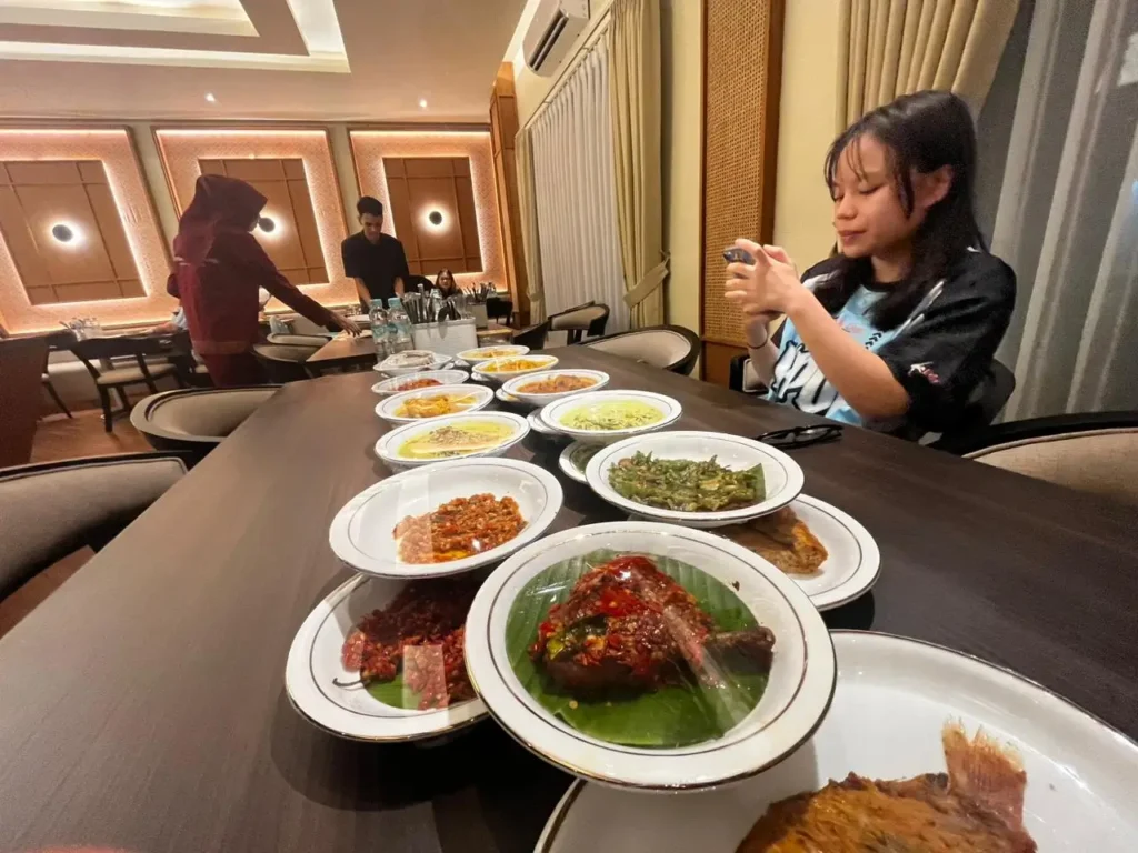 Aneka masakan Padang seperti rendang, ayam pop, dan dendeng batokok tersaji di meja restoran mewah Pontianak.