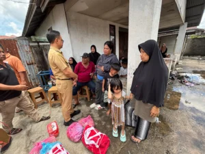 Wali Kota Pontianak Edi Rusdi Kamtono berbincang dengan warga korban musibah kebakaran di Jalan Panglima Aim.