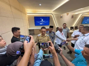 4. Wali Kota Pontianak Edi Rusdi Kamtono saat diwawancarai usai memimpin Rapat Koordinasi soal jam operasional kendaraan angkutan berat.