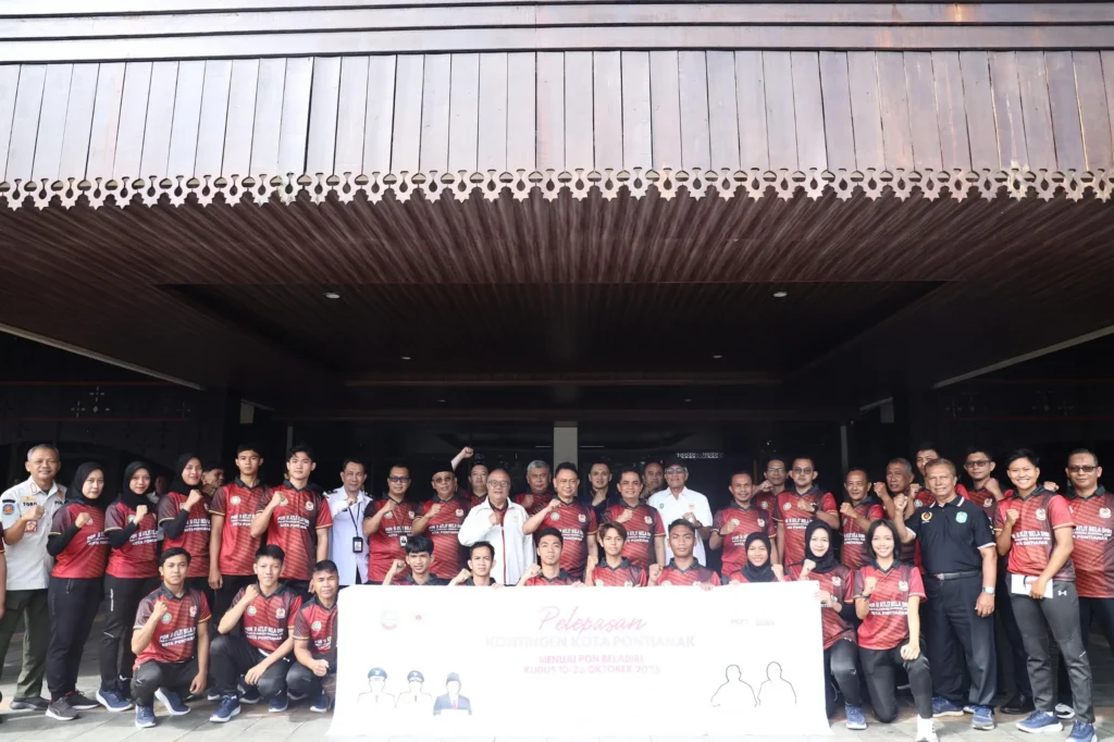 Wali Kota Pontianak Edi Rusdi Kamtono dan Wakil Wali Kota Bahasan berfoto bersama seluruh atlet dan official PON II Atlet Bela Diri.