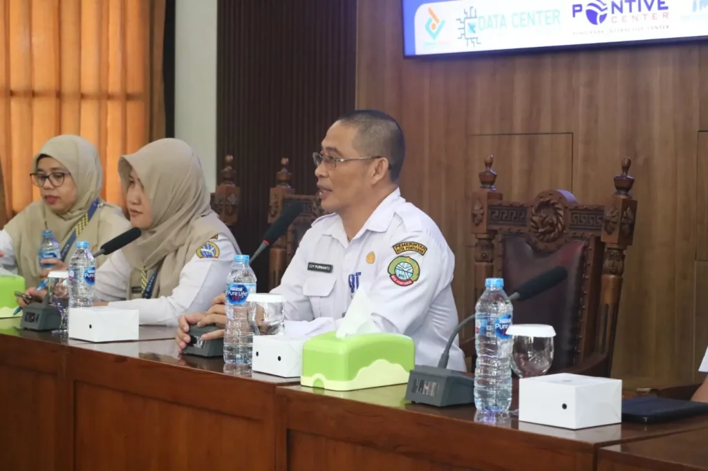 Sekretaris Diskominfo Pontianak Edy Purwanto memberikan sambutan dalam Forum Konsultasi Publik di Aula Bapperida Kota Pontianak.