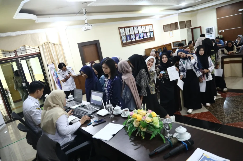Para mahasiswa luar daerah tengah mengantre untuk mendapatkan Surat Keterangan Penduduk Nonpermanen pada Layanan Jemput Permen.