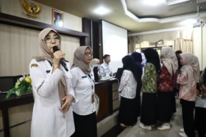 Kepala Disdukcapil Kota Pontianak Erma Suryani memberikan arahan kepada para mahasiswa yang memanfaatkan layanan jempu bola pendaftaran penduduk nonpermanen di Untan.