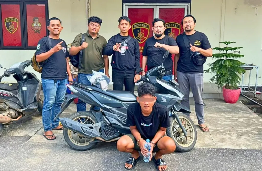 Polisi Polres Kubu Raya menangkap pelaku pencurian motor yang menjual hasil curian melalui Facebook.