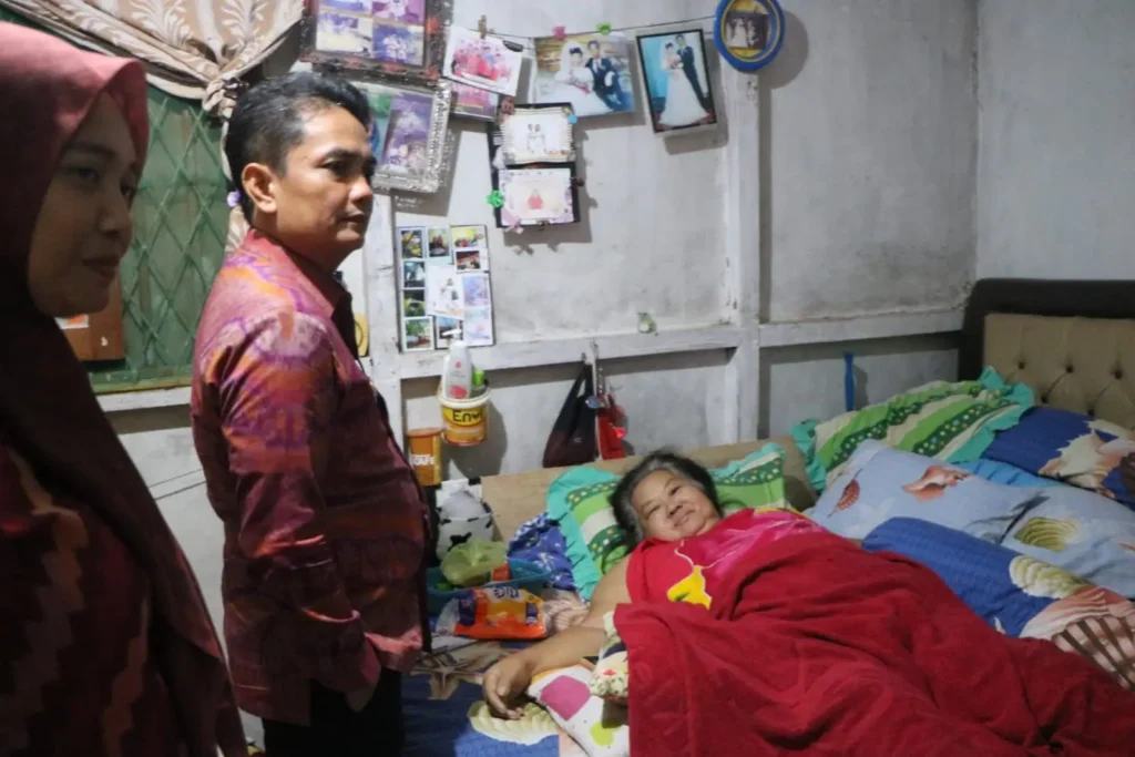 Wakil Wali Kota Pontianak Bahasan menjenguk kondisi Lie Hong, warga tertimpa pohon akibat angin kencang.