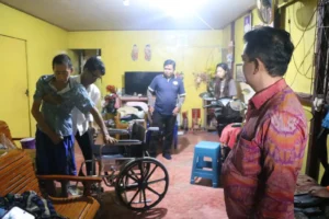 Wakil Wali Kota Pontianak Bahasan menyerahkan bantuan kursi roda.