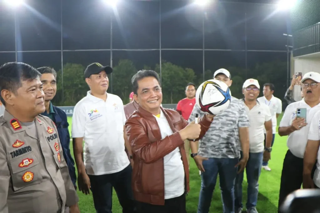 Wakil Wali Kota Pontianak Bahasan menandatangani bola menandai dimulainya Turnamen Mini Soccer 'Bahasan Cup 2025'.