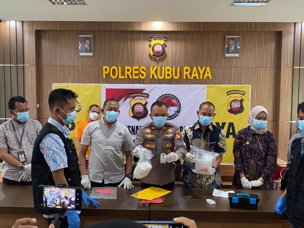 Wakapolres Kubu Raya Kompol Hilman Malaini memimpin pemusnahan barang bukti sabu di Polres Kubu Raya