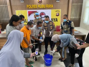 Tim Satresnarkoba Polres Kubu Raya bersama BNN dan Kejaksaan menyaksikan pemusnahan sabu di aula Polres