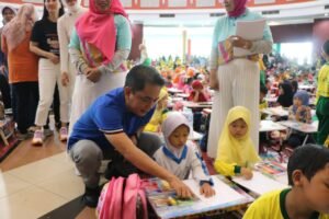 Wakil Wali Kota Pontianak Bahasan melihat peserta lomba yang tengah mewarnai.