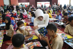 Ketua TP-PKK Kota Pontianak Yanieta Arbiastutie melihat anak-anak tengah mewarnai.