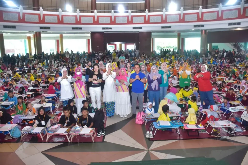 Ribuan anak-anak tingkat PAUD dan SD ikut Lomba Mewarnai yang digelar TP-PKK Kota Pontianak bersama Moorlife Indonesia.