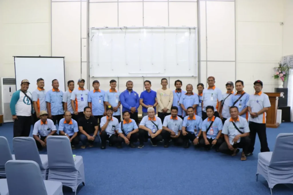 Wakil Wali Kota Pontianak Bahasan berfoto bersama para mandor penyapuan.