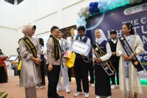 Wali Kota Pontianak Edi Rusdi Kamtono menyerahkan hadiah kepada Duta GenRe Kota Pontianak
