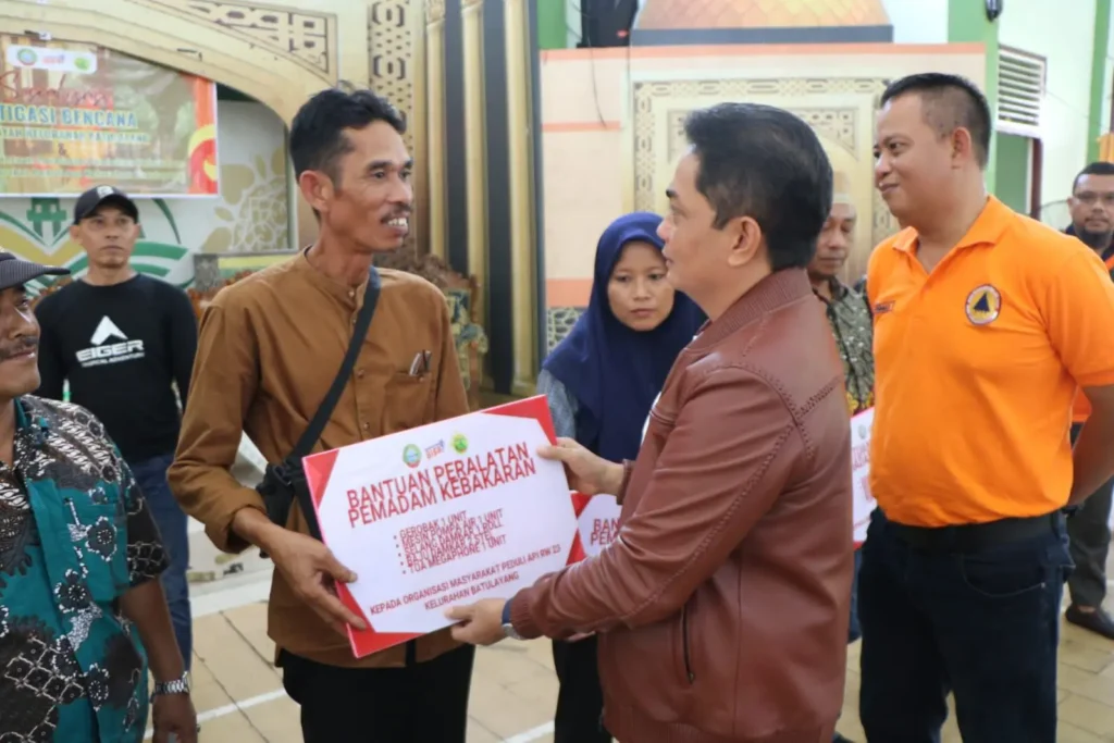 Wakil Wali Kota Pontianak Bahasan menyerahkan bantuan peralatan damkar secara simbolis kepada Masyarakat Peduli Api (MPA).