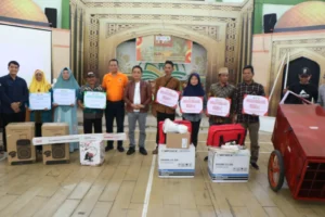 Wakil Wali Kota Pontianak Bahasan foto bersama para penerima bantuan.