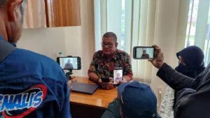 Kasubsi Penmas Polres Kubu Raya, Aiptu Ade saat memberikan keterangan tentang pelaku kasus pembuangan bayi dan hubungan terlarang