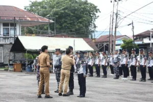 Wali Kota Pontianak Edi Rusdi Kamtono menyematkan tanda peserta kepada aparatur Dinas Perhubungan Kota Pontianak.