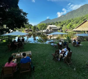 Pengunjung menikmati suasana di Kampung Budaya Sarawak