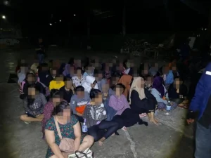 Petugas imigrasi Sarawak mengamankan warga negara Indonesia dalam operasi di pabrik Bintulu