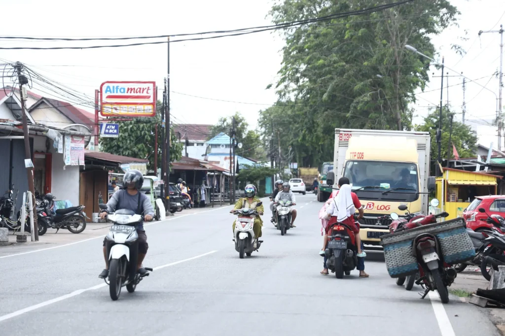 Kondisi Jalan Kom Yos Sudarso yang akan dilakukan pelebaran jalan.