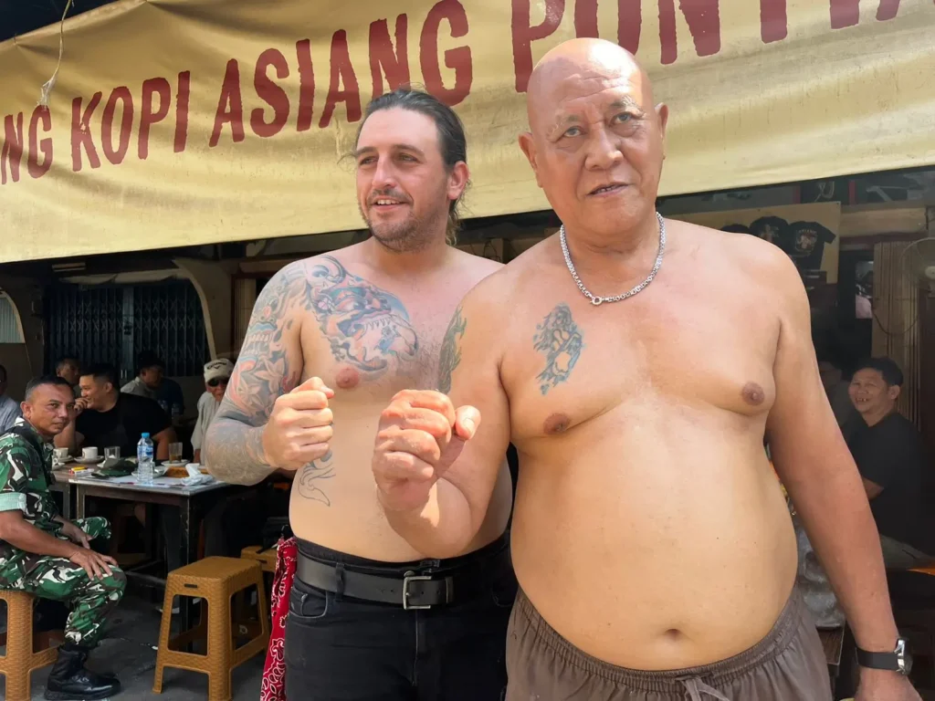 Ladislao dan Asiang berpose tanpa baju di Warkop Asiang Pontianak, jadi pusat perhatian warga