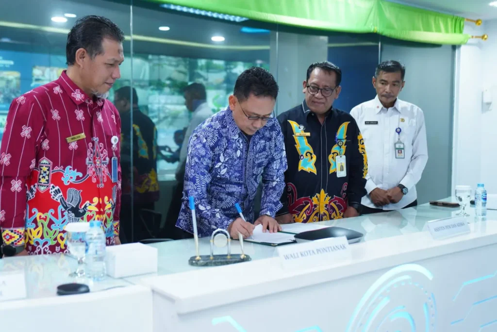 Wali Kota Pontianak Edi Rusdi Kamtono meneken perjanjian kerja sama dengan Direktorat Jenderal Pajak dan Direktorat Jenderal Perimbangan Keuangan dalam rangka optimalisasi pemungutan pajak pusat dan daerah.