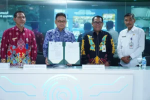 Wali Kota Pontianak Edi Rusdi Kamtono memperlihatkan perjanjian kerja sama yang telah diteken bersama.