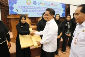 Wakil Wali Kota Pontianak Bahasan menyerahkan bantuan peralatan kerja kepada warga peserta pelatihan vokasi.