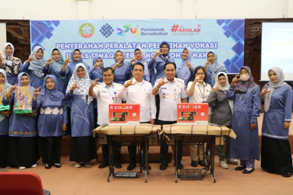 Wakil Wali Kota Pontianak Bahasan menyerahkan bantuan peralatan kerja kepada warga peserta pelatihan vokasi.