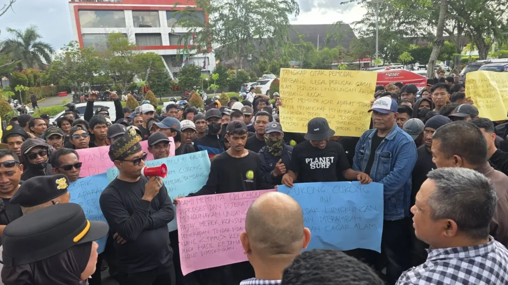 Massa BPM Kalbar gelar unjuk rasa di depan Polda Kalbar tuntut penanganan kasus oli palsu