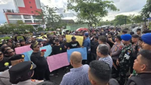 Massa BPM Kalbar gelar unjuk rasa di depan Polda Kalbar tuntut penanganan kasus oli palsu