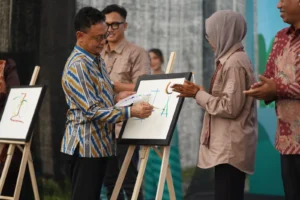Wali Kota Pontianak Edi Rusdi Kamtono menggoreskan sketsa lukisan menandai dimulainya Gerakan Seniman Masuk Sekolah (GSMS) dan Pekan Kebudayaan Daerah (PKD) V di Museum Kalbar.