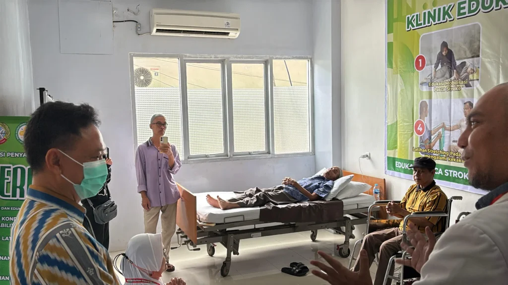 Wali Kota Pontianak Edi Rusdi Kamtono meninjau Klinik SiGerak untuk terapi pasien pasca stroke.