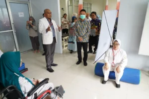 Wali Kota Pontianak Edi Rusdi Kamtono meninjau Klinik SiGerak untuk terapi pasien pasca stroke.